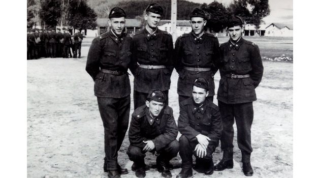 Стефан Данаилов (вторият отляво) в казармата