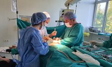 Със сензационна операция жена с две матки и без бъбрек роди