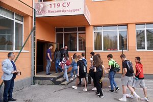 Родители хвърлят баснословни пари за частни уроци, а учебниците са още по-сложни