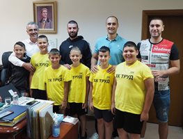 Кметът на община "Марица" награди два хандбални отбора от село Труд (Снимки)