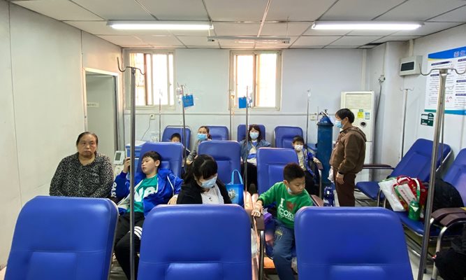 Пациенти с микоплазмена пневмония напълниха детските болници в Китай.