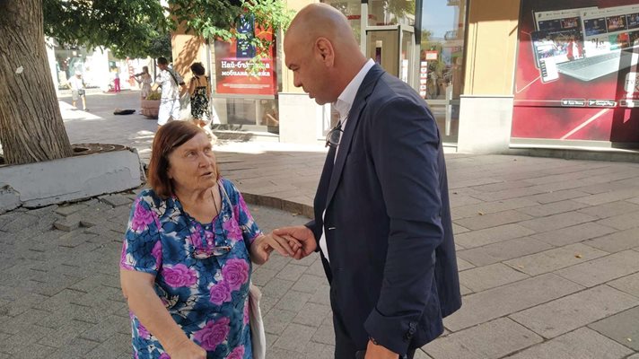 Петрана Миранджева първа спря кмета Костадин Димитров, той се ръкува с нея и я изслуша.