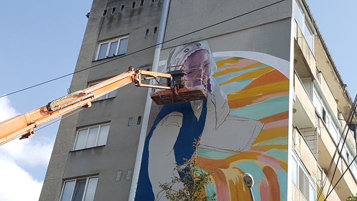 Художникът Станислав Тодоров-Насимо и неговият екип сътвориха монументалната си живопис в Търговище за една седмица.