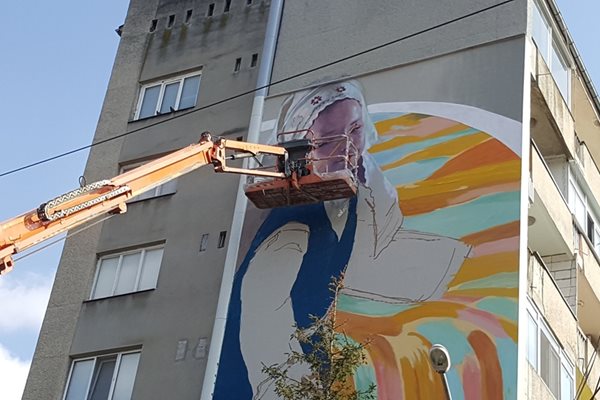 Художникът Станислав Тодоров-Насимо и неговият екип сътвориха монументалната си живопис в Търговище за една седмица.
