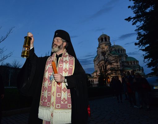 Митрополит Антоний донесе благодатния огън от Божи гроб през миналата година.