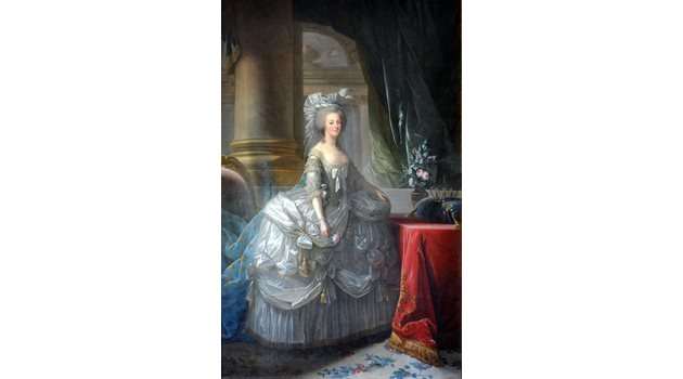 Една от придворните дами на Мария-Антоанета описва Сен Жермен като изключителен красавец, одухотворена личност, която с лекота покорява жените. 