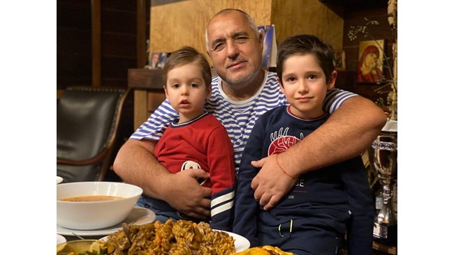 Boyko Borissov with his grandchildren: Christmas to fill our days with hope