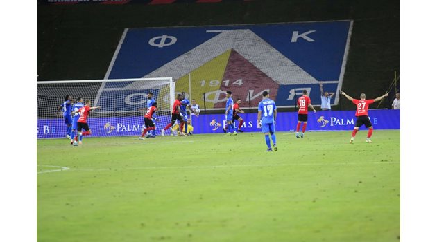 Реваншът "Левски" - "Хамрун" се превърна в истинска драма. Играчите от Малта празнуват първия си гол в мача. СНИМКИ: ВЕЛИСЛАВ НИКОЛОВ