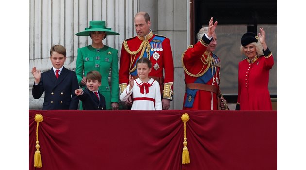 Крал Чарлз и съпругата му Камила, принц Уилям и принцеса Кейт с децата им Джордж, Шарлот и Луи