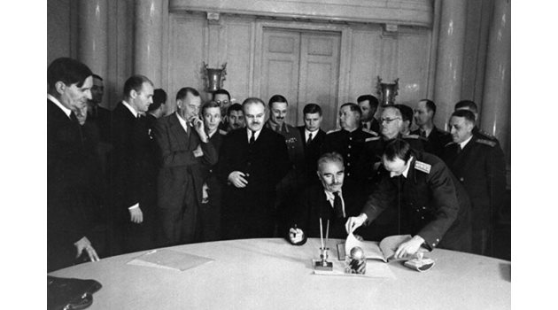 Добри Терпешев подписва Съглашението за примирие през 1944 г.