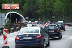 Строители блокират 24 възлови пътища, протест и пред парламента (Графики)