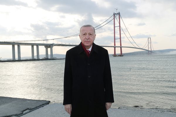 Реджеп Ердоган се опитва да играе по няколко линии - да привлече настроените срещу сирийците избиратели и да убеди мигрантите с турски паспорти, че ще подобри отношенията с Дамаск.