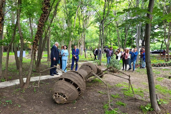 Паркът за изящни изкуства е създаден от обитателите във "Втори дом".