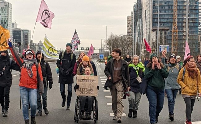 Екоактивисти блокираха голяма магистрала в Амстердам (Видео, снимки)