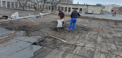 Спешно ремонтират покрива на поликлиниката в Свищов, тече в хемодиализата