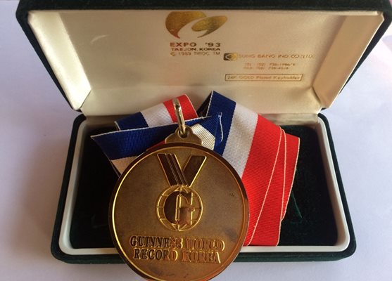 Медалът за първия рекорд на Коце Босия в Книгата на “Гинес”