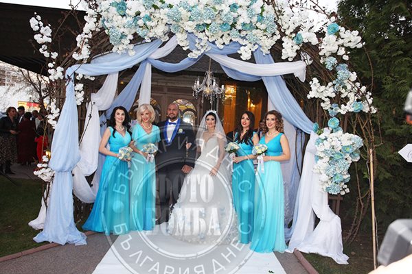 Шаферки в синьо съветваха младоженците