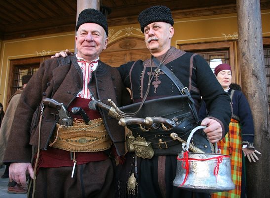 Майсторите се събраха в Етнографския музей, преди да тръгнат на традиционното си шествие през Стария град