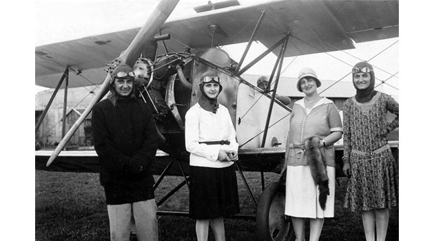 Бипланите от серията ДАР били лесни за управление, пилотирани са и от жени.