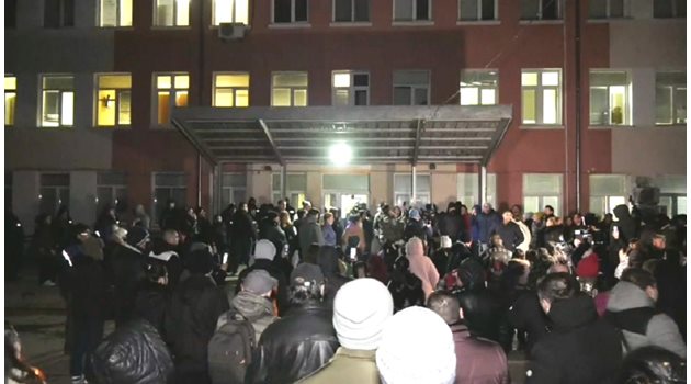 Жителите на Враца излязоха на протест срещу лошото здравеопазване след смъртта на Миглена. 