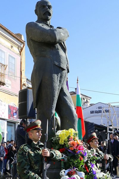 Паметникът на Стефан Стамболов във Велико Търново