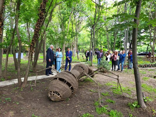 Паркът за изящни изкуства е създаден от обитателите във "Втори дом".