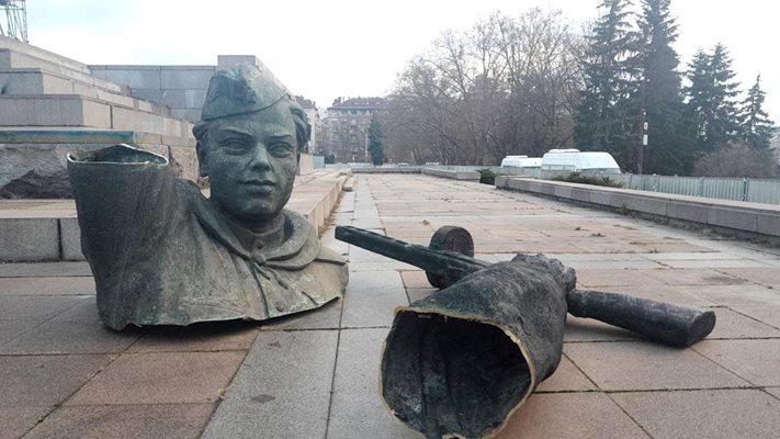 Нарязаният Паметник на Съветската армия в София