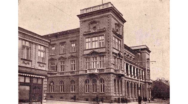 През 1908 г. отваря сладкарница "Цар Освободител", която в началото не е била толкова популярна, колкото между двете световни войни. Това е същото помещение, което много хора наричат Писателското кафене.