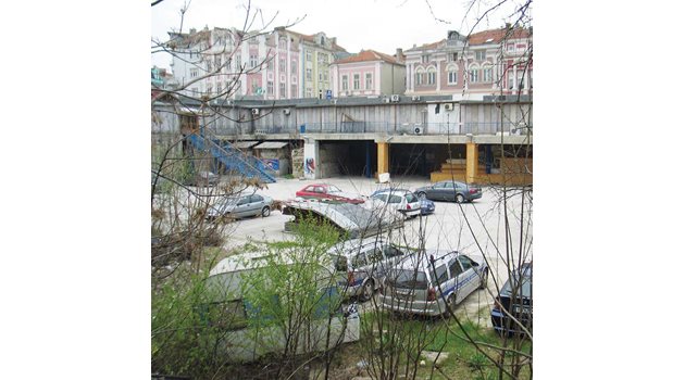 Така изглежда дупката в центъра на Варна, за която общинският съвет поиска 43 млн. помощ от държавата. СНИМКА: 24 часа