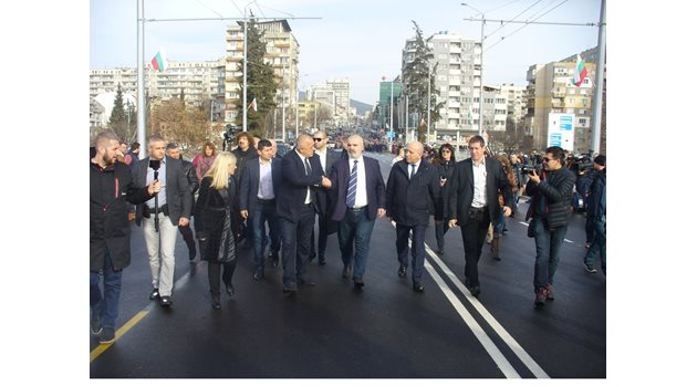 Премиерът Бойко Борисов се разходи за малко по обновления надлез, на който дойде с джип, шофиран от самия него.