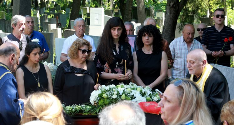 Семейството на Астор и близките му го изпратиха с аплодисменти / Снимки: Юлиан САВЧЕВ