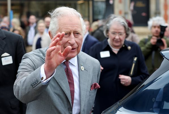 Принц Чарлз приел 1 млн. евро в куфар от бивш катарски премиер