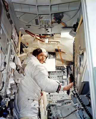 Армстронг в лунния модул, малко преди кацането на Луната. 
СНИМКИ: РОЙТЕРС