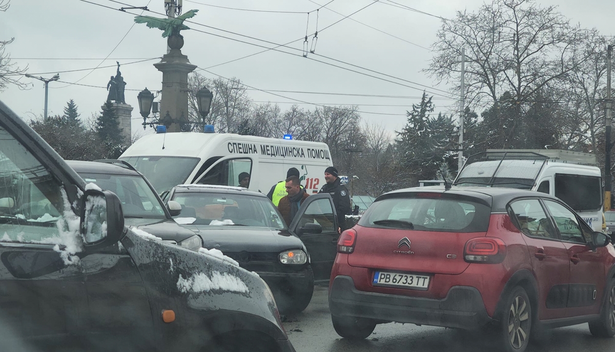 Катастрофа затрудни движението на "Орлов мост" в София