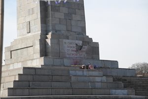 Чукът по Паметника на Съветската армия проправи пътя за премахването му (Обзор)