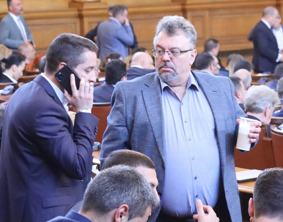 Депутатът Манол Пейков се раздели с къдриците си (Снимки)