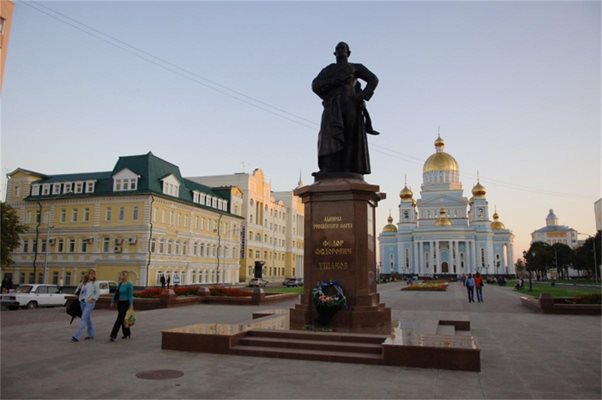 Паметникът на Ушаков в мордовската столица. Зад него е храмът, който носи името на адмирала.