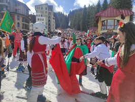 Честването на Националния празник от скиорите започва със спускане от кула "Снежанка" към ски плац "Студенец"