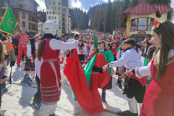 Честването на Националния празник от скиорите започва със спускане от кула "Снежанка" към ски плац "Студенец"