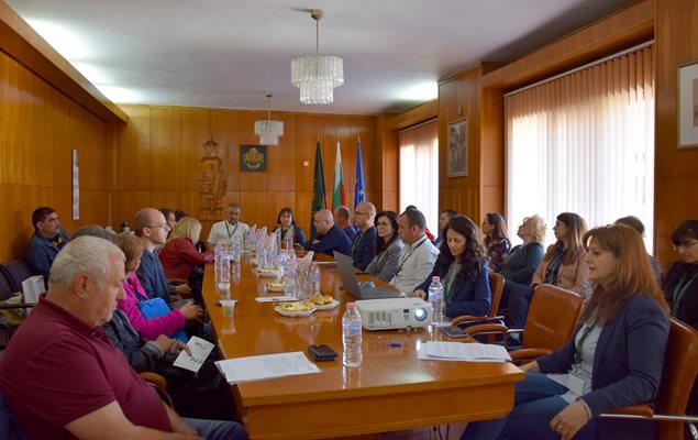 На закриващата пресконференция на проекта присъстваха ръководството и представители на общинската администрация, партньорите от Ротари клуб Елена, служители на Бюрото по труда, местните предприемачи, безработни.

Снимка: Община Елена