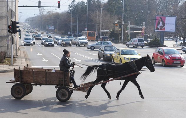 Пиян каруцар се заби в линейка