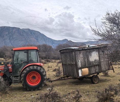 Всички трупове и части на умрели животни се оказват в непосредствена близост до незаконно поставен в сърцето на резервата фургон