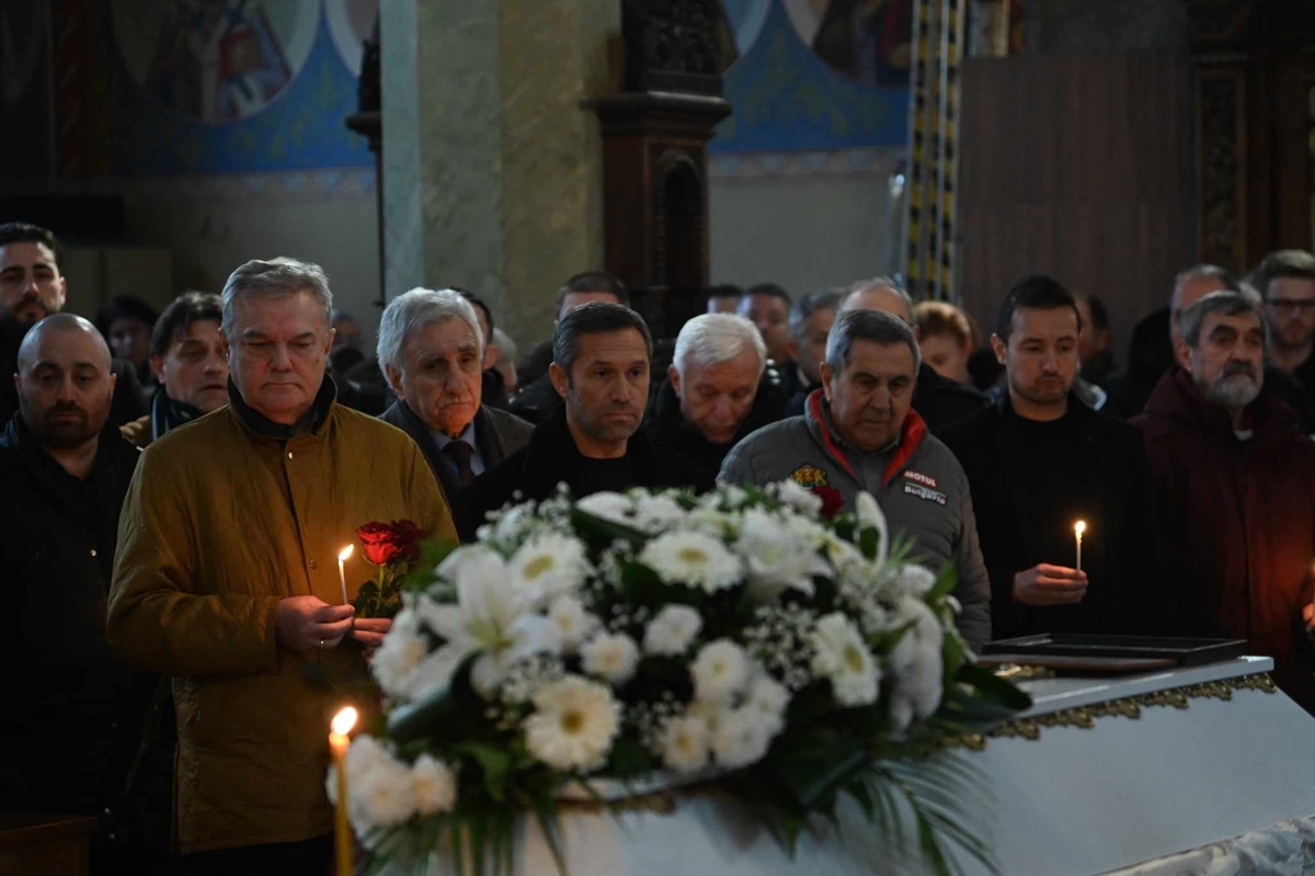 Църквата "Св. Георги" отесня за поклонението на Петър Василев - Петела, само БФС липсваше (Снимки)