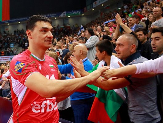 Николов поздравява феновете след последния си мач за националния - малкия финал с Италия на европейското.