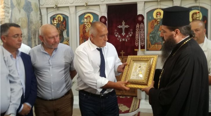 Борисов получи икона на св. Йоан предтеча в Кърджали СНИМКИ: Ненко Станев