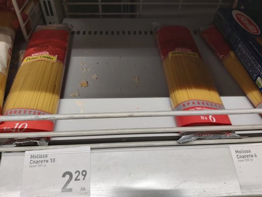 Само два пакета макарони са останали на рафта в една от веригите в Пловдив.