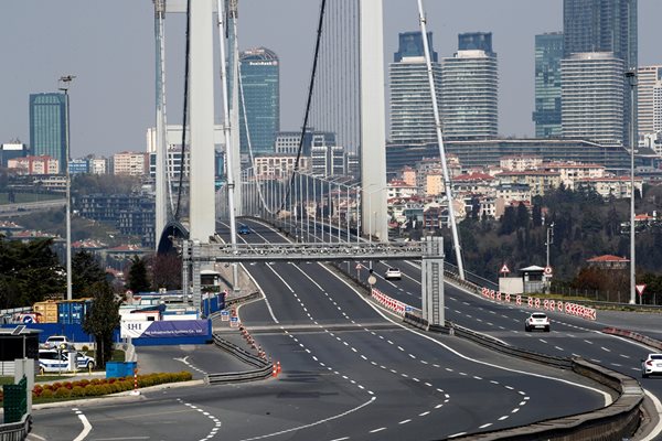 Десетки градове в Турция опустяха
след тоталната забрана за излизане (Снимки)