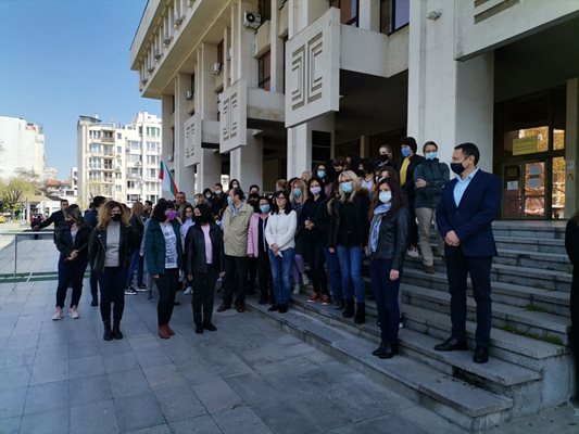 Над 150 прокурори и следователи се събраха на протест пред Съдебната палата в Бургас- 