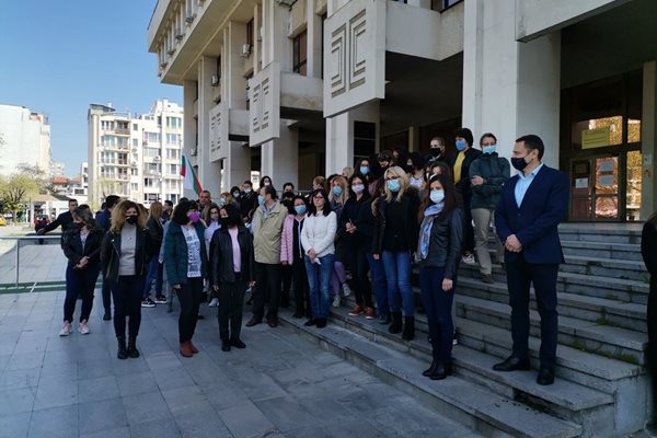 Над 150 прокурори и следователи се събраха на протест пред Съдебната палата в Бургас- 
