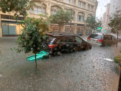 Проливни дъждове наводниха улиците на Ню Орлиънс  СНИМКИ: Ройтерс